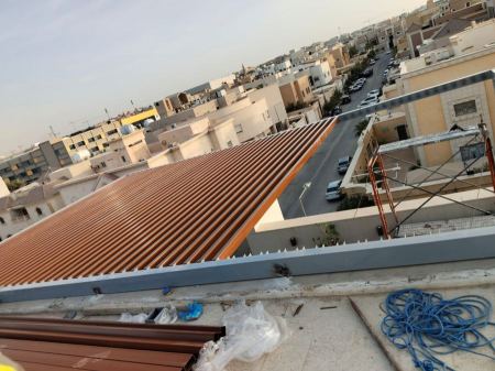 تركيب مظلات خشبية وحديدية متحركة حي المرجان